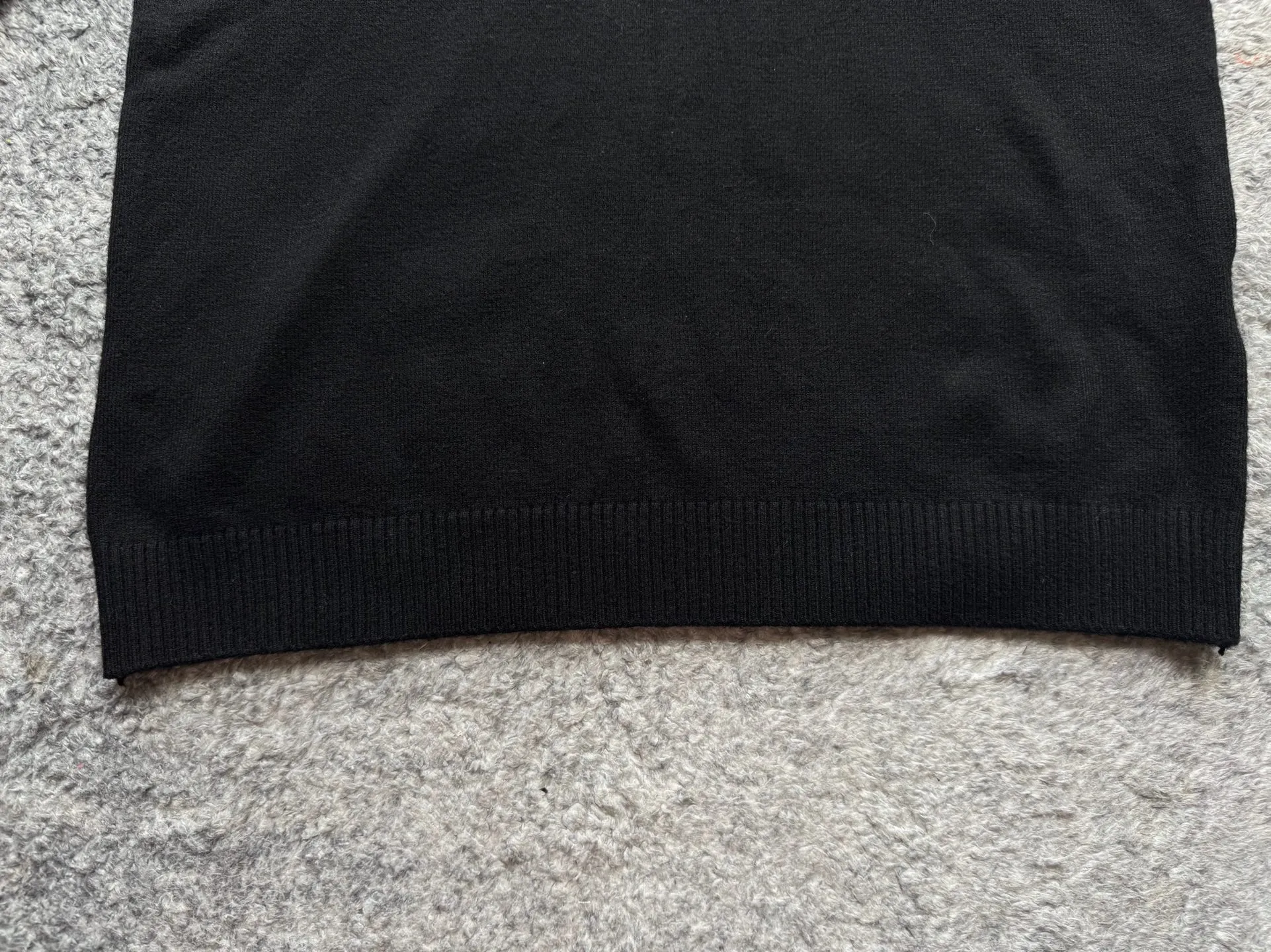 P180 Polo Ralph solid color logo embroidered knitted long-sleeved sweater ✅ Great texture: knitted fabric, soft and waxy to the touch, very comfortable to wear next to the body, and very warm. It is suitable for wearing alone in the winter in the south or as a base layer in the north. ✅ Slimming version: The round neck design is classic and durable, and will not look bloated. Instead, it has a slimming effect and is friendly to all body types. ✅Versatile and practical: Whether it is worn with suit pants for commuting or jeans for leisure, it can be easily worn, and one piece can be used for several pieces! ✅Pony embroidery is simple yet a little refined!  Color: Black White Size M L